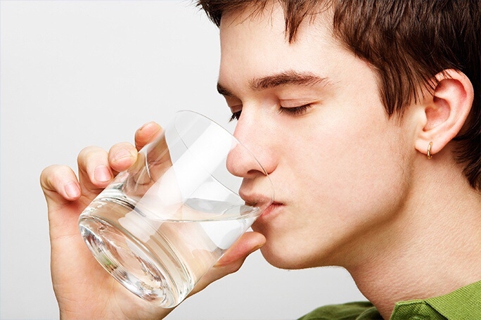 Nên uống tối thiểu 2 lít nước mỗi ngày
