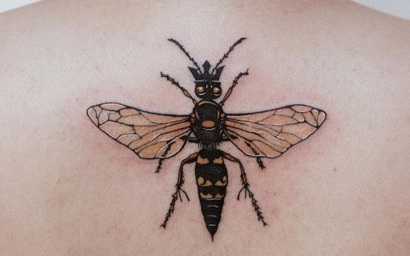 Hình xăm con ong, biểu tượng cho lòng trung thành và sự quyết tâm vượt mọi khó khăn