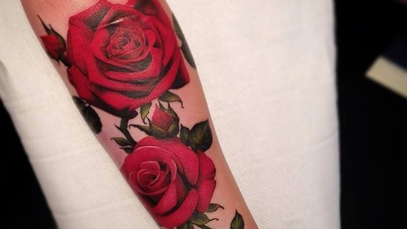 Hình xăm hoa hồng đỏ thể hiện sự quyến rũ