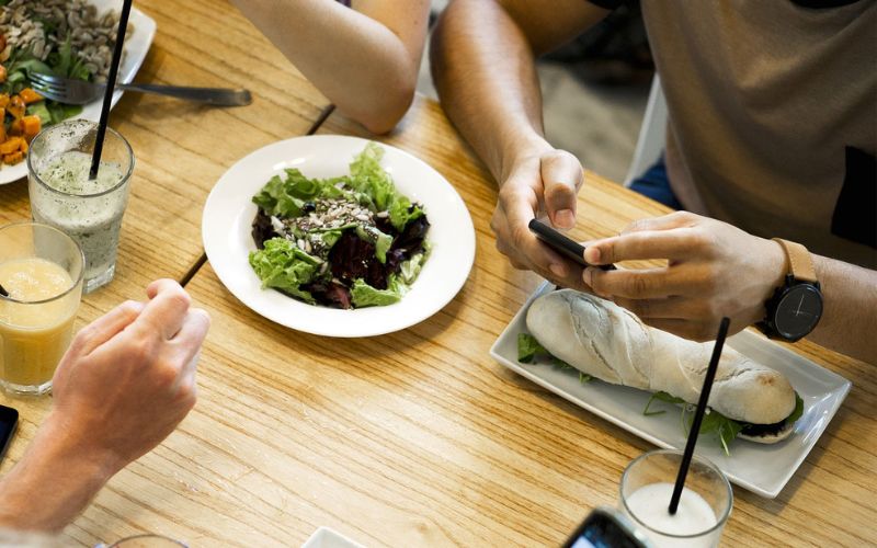 Không nên dùng điện thoại trong khi ăn