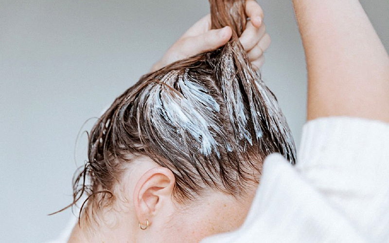 việc gội đầu sau khi nhuộm hay tần suất gội đầu quá thường xuyên có thể khiến tóc bị tổn hại