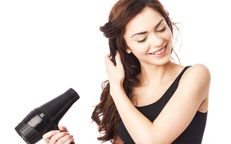 Bạn có thể dùng máy sấy sấy mái tóc bết dính của mình trong khoảng 3-5 phút