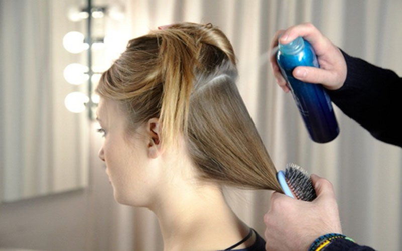 Keo xịt tóc sẽ giúp mái tóc của bạn vào nếp hơn