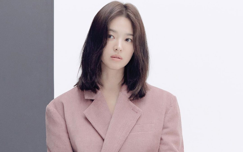 Song Hye Kyo thanh lịch với kiểu tóc lỡ vai ép thẳng