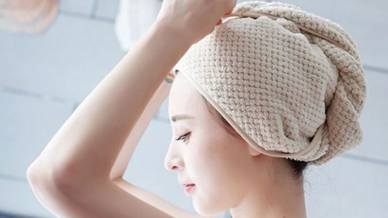 lấy khăn quấn phủ tóc hoặc có thể sử dụng mũ chụp tóc và ủ trong khoảng 30 phút