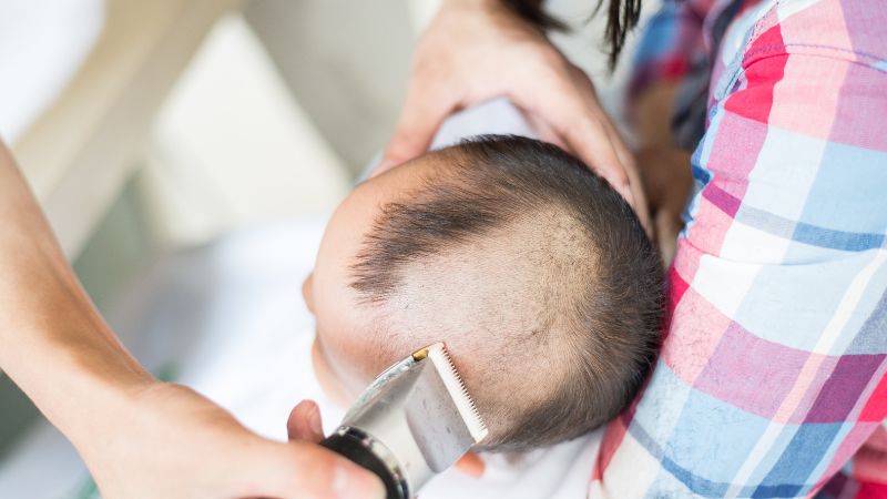 Có nên cắt tóc máu cho bé? Khi nào bạn nên cắt tóc cho bé?
