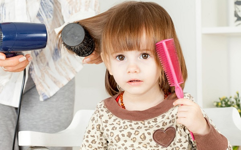 Có nên dùng máy sấy tóc cho trẻ?