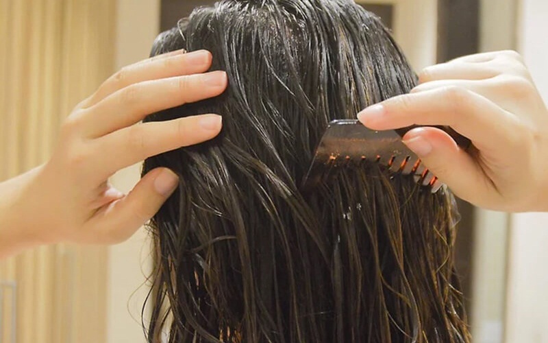 Khi tóc còn ướt thì không nên chải