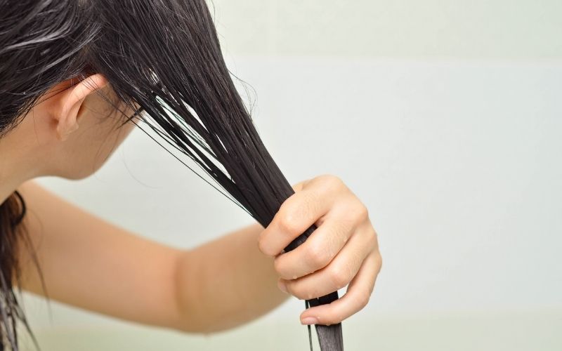 Dưỡng tóc bằng dầu dừa giúp tóc chắc khỏe