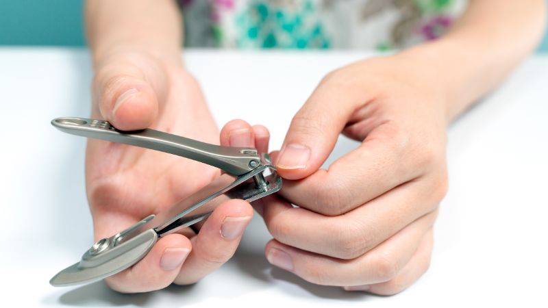Cách cắt móng tay đúng cách