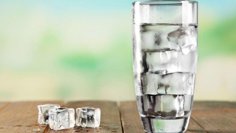 Uống nhiều nước lạnh vào ngày nóng