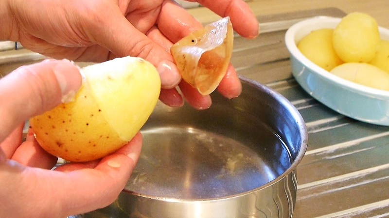 Ngâm nước muối giúp lột vỏ khoai tây nhanh