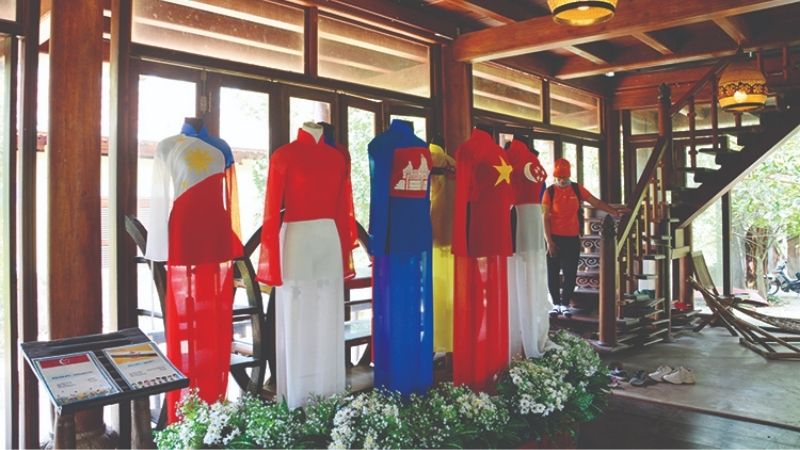 Hơn 300 mẫu áo dài được trưng bày