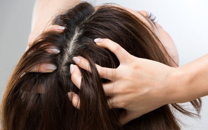 Massage tóc nhẹ để dưỡng chất thấm đều vào tóc