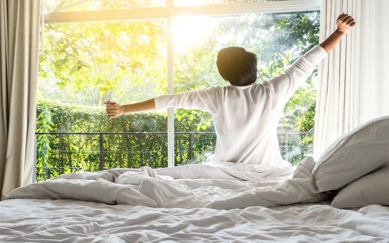 Hãy giãn cơ thay vì nhảy phốc ra khỏi giường ngay sau khi thức dậy