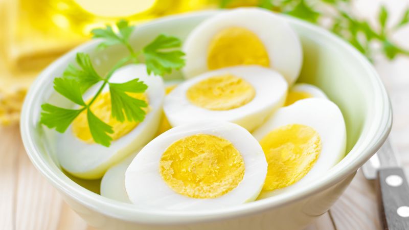 100g trứng luộc có chứa khoảng 155 kcal